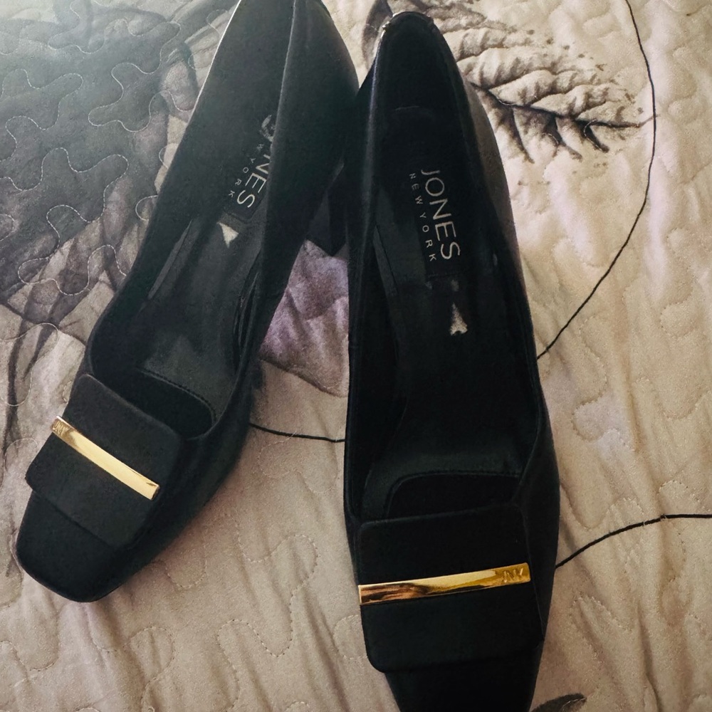 Jones New York Elegant Black Heels with Gold Detail